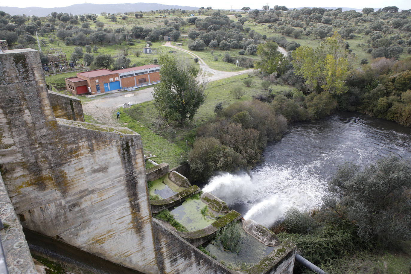 El pantano de Guadiloba, que abastece a Cáceres ciudad, comenzó a aliviar agua tras alcanzar el 80 por ciento de su capacidad. 