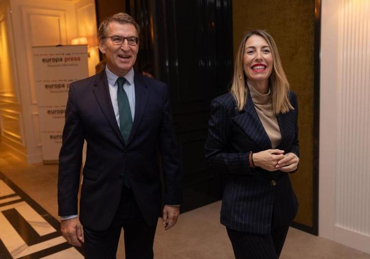 El líder del PP, Alberto Nuñez Feijóo, y la presidenta de Extremadura, María Guardiola, antes del desayuno informativo.