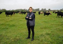 Isabel Benito, junto a sus vacas avileñas en la finca Las Machucas, en el término de Badajoz.