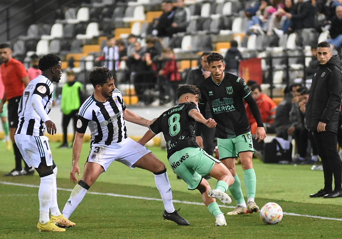 Carlos Cordero intenta arrebatar el balón a Larrubia en el último derbi disputado por el Badajoz.