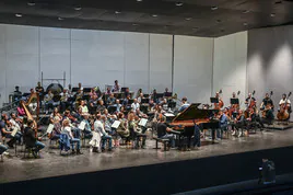 La Orquesta de Extremadura en uno de sus ensayos generales junto al pianista ruso Scherbakov.