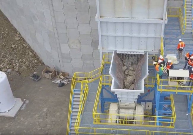 Trabajadores de La Parrilla, en la planta de machaqueo del mineral.