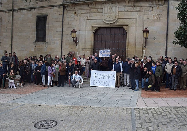 Concentración ciudadana el pasado domingo a las puertas del Ayuntamiento, conla pancarta 'Salvemos el Berrocal'.