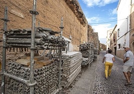Andamios apilados junto a la muralla tras pararse los trabajos en octubre del 2022.