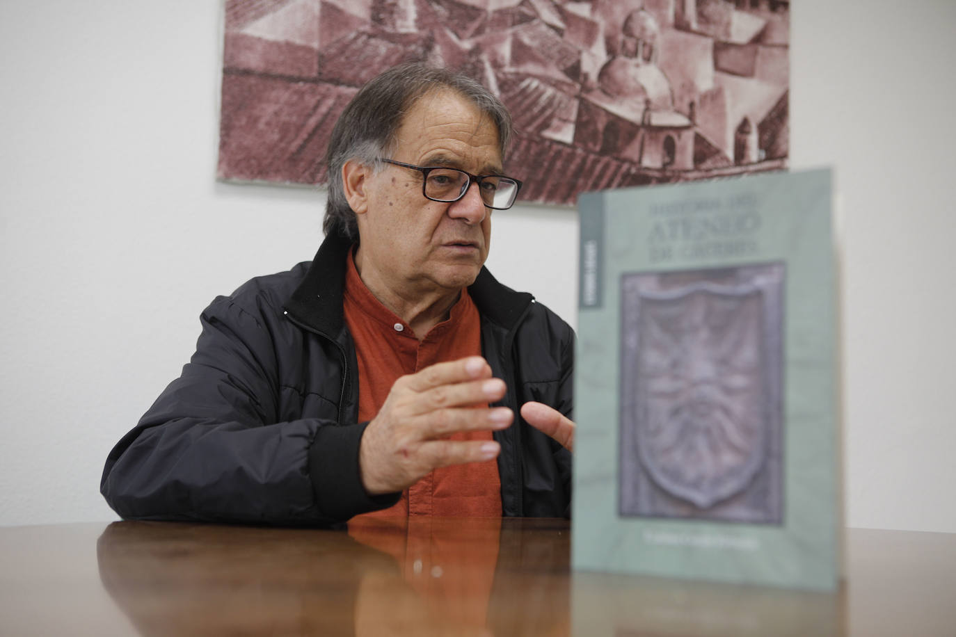 Esteban Cortijo con su libro 'Historia del Ateneo de Cáceres'.