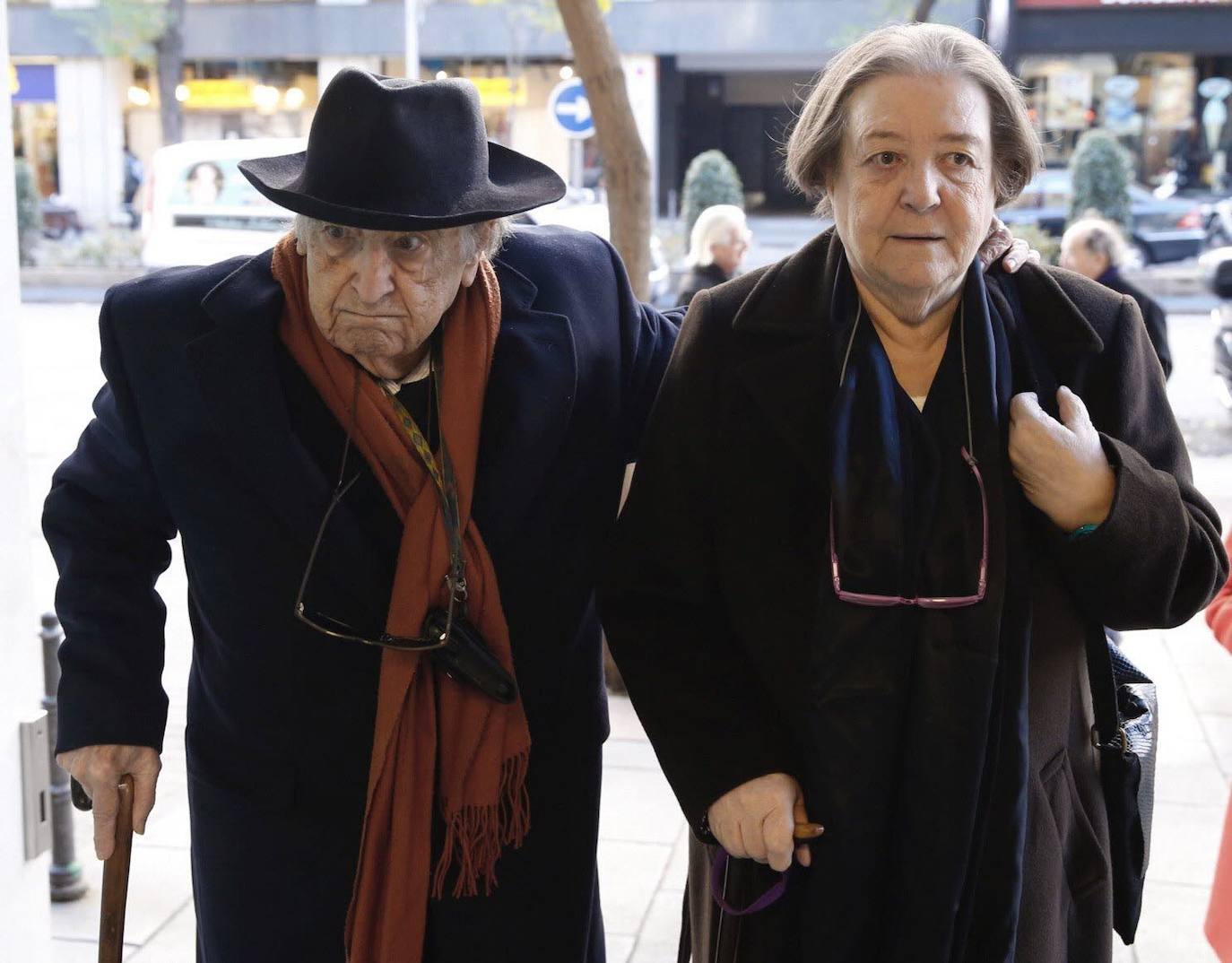 En 2017 con su segunda mujer, Demetria Chamorro, natural de Torrejón el Rubio (Cáceres). Con Carmen Martín Gaite estuvo casado 17 años, pero con Demetria Chamorro fueron 33 años.