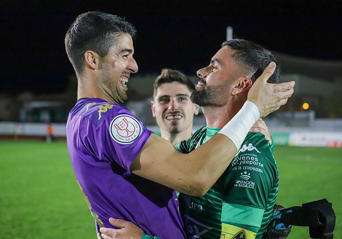 Álex Lázaro y Pajuelo se abrazan tras eliminar al Ibiza.