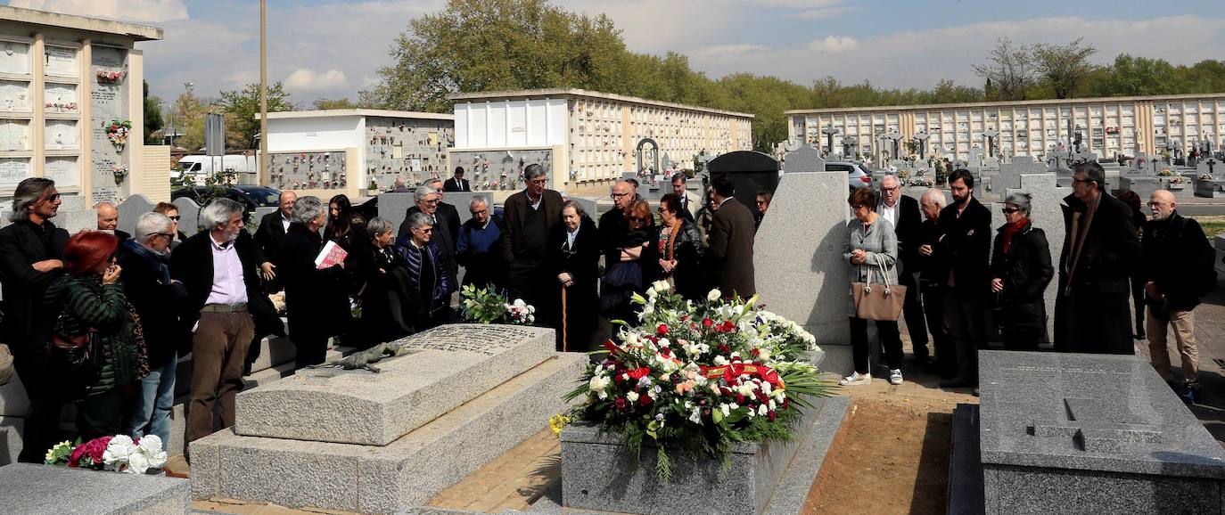 Homenaje a Rafael Sánchez Ferlosio en el cementerio de la Almudena de Madrid en donde está enterrado desde 2019. Murió con 91 años.