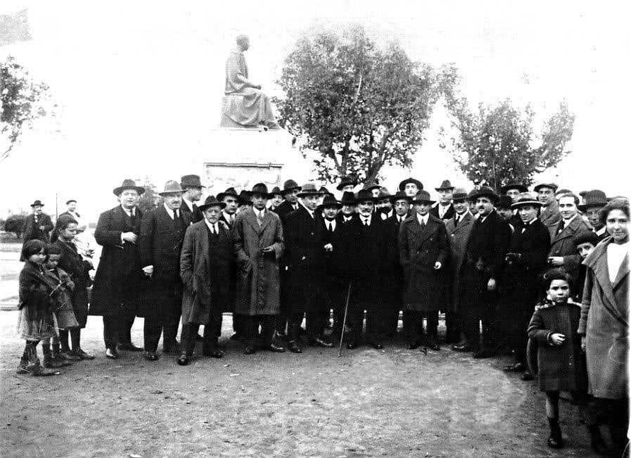 Miembros del Ateneo en 1926 ante la estatua de Gabriel y Galán de Cáceres.