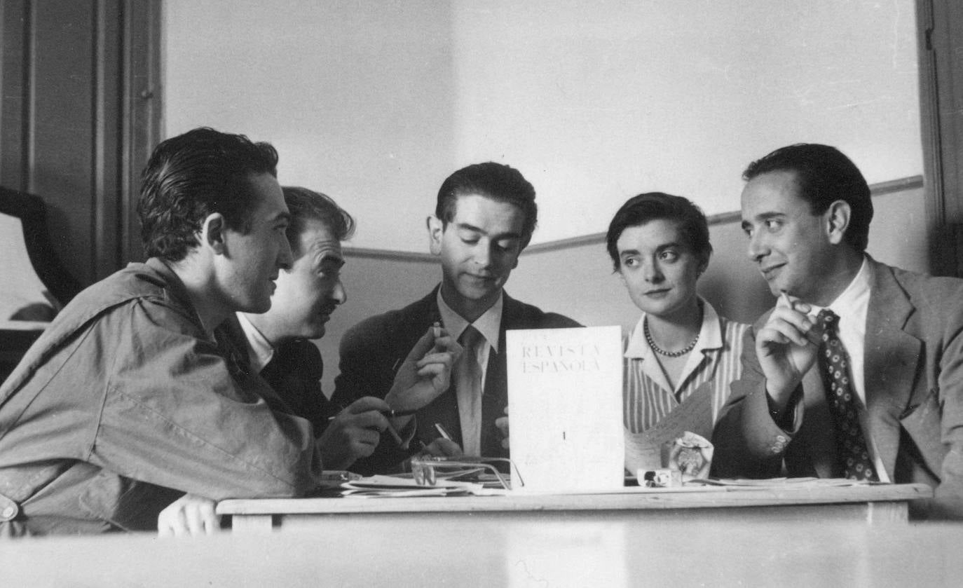 Miembros de la Generación de los 50. De izquierda a derecha: Sánchez Ferlosio, José María de Quintos, Ignacio y Josefina Aldecoa y Alfonso Sastre conversan durante una visita a Salamanca.