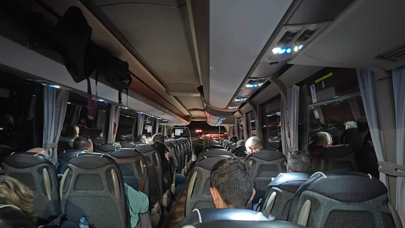 Imagen del interior del autobús en el que han sido trasladados los pasajeros afectados.