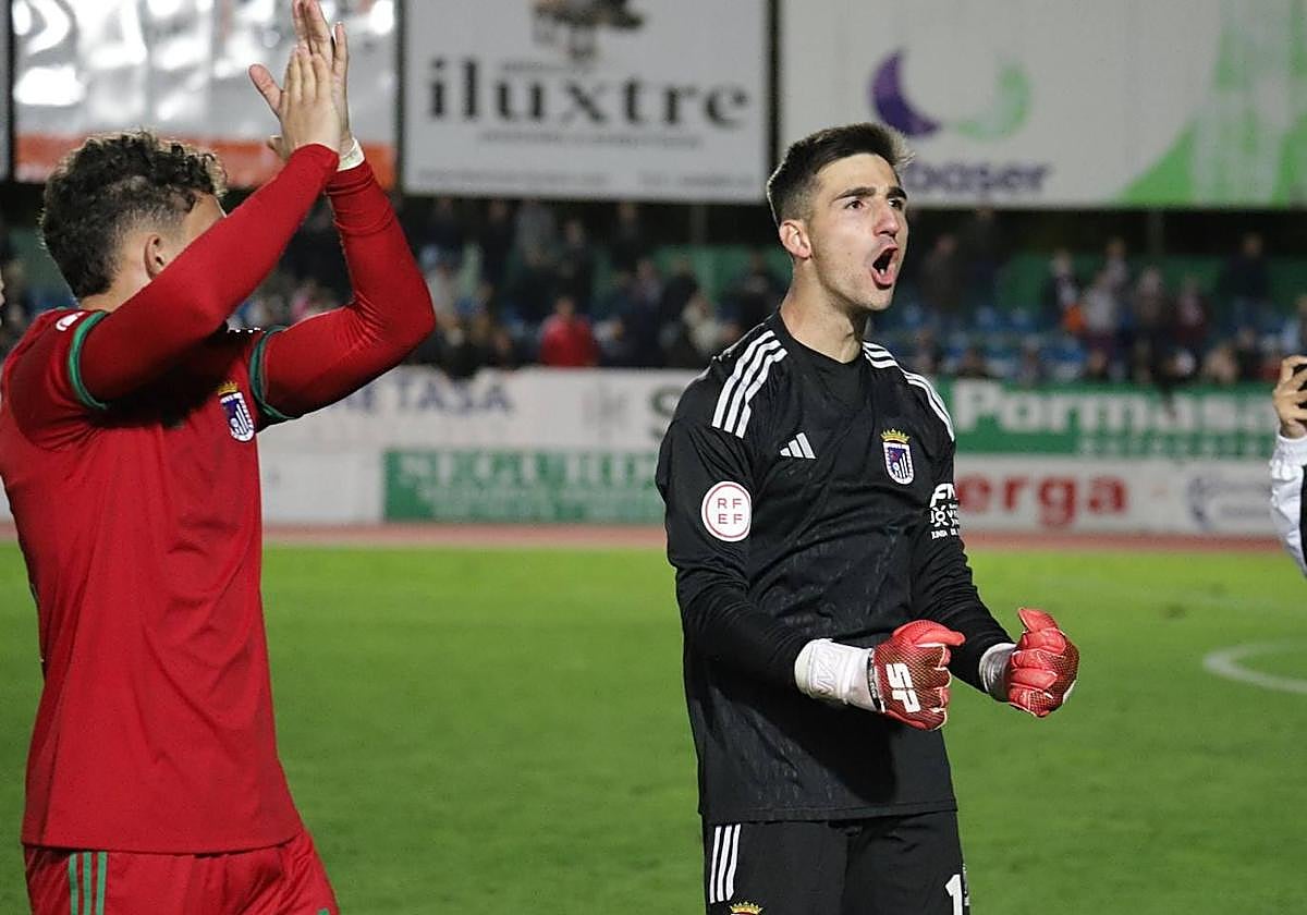 El portero Narváez celebra el triunfo del Badajoz ante el Villanovense.