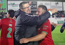 El técnico Iñaki Alonso (izq.) se abraza a Castri, autor del primer tanto del Badajoz.