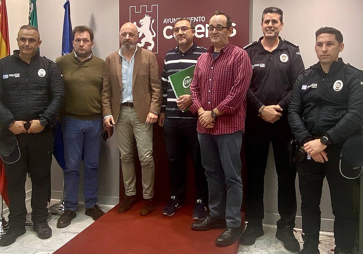 El concejal Pedro Muriel, junto a los representantes de la Policía Local y los sindicatos.