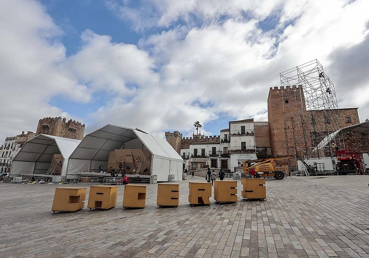 La Plaza Mayor acoge ya las instalaciones que darán cabida al Campeonato Nacional de Escalada.
