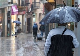 Ciudadanos con paraguas en Plasencia en el mes pasado.