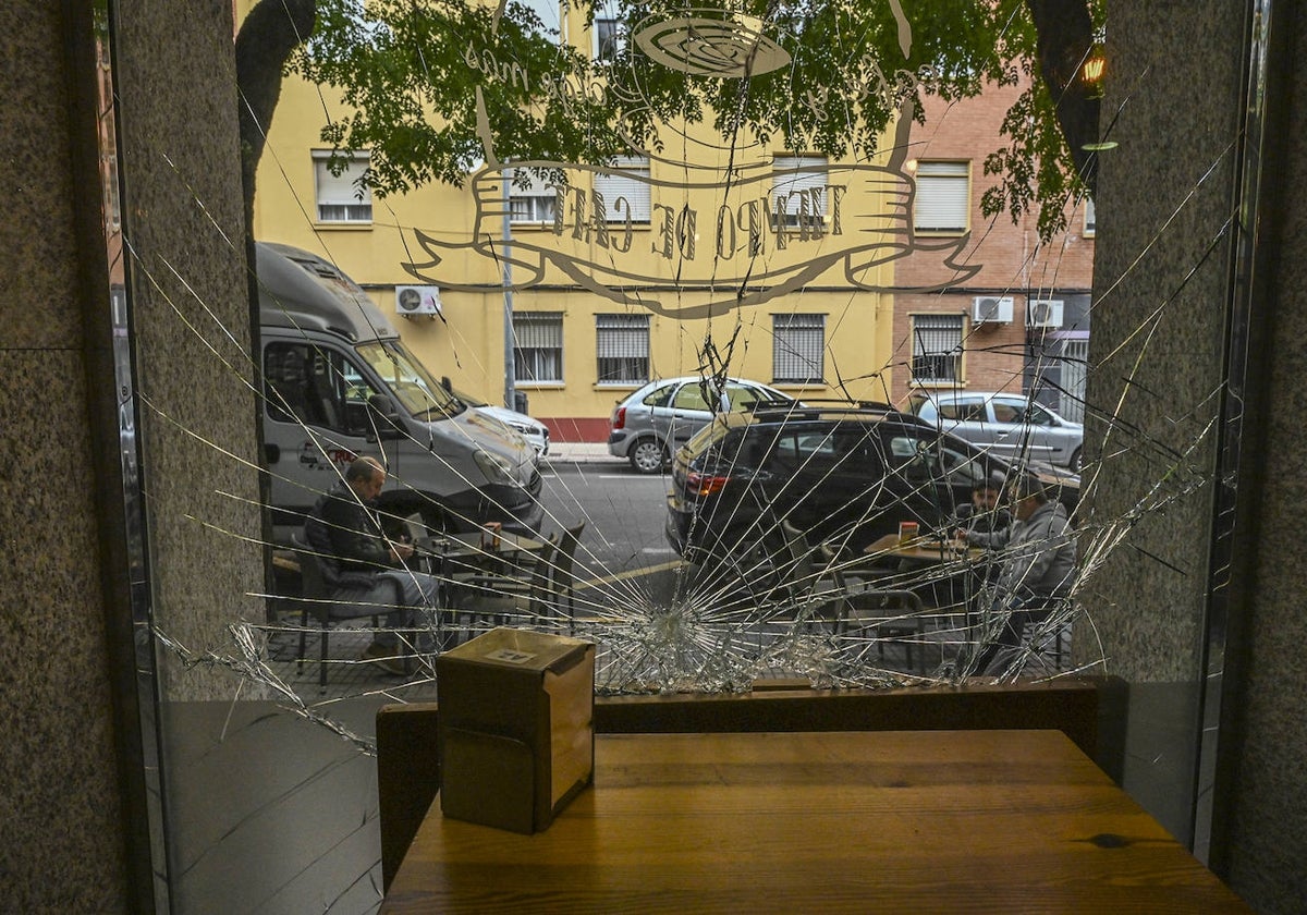 La luna de la cafería 'Tiempo de café' ha sido fracturada con una maza.