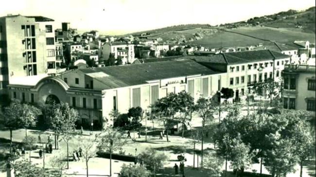 Imagen antes - El cine-teatro Norba, de estilo art decó, se levantó en 1934 bajo las directrices del arquitecto municipal Ángel Pérez. Su constructor fue Francisco Arias del Amo. Se derribó en 1971. El edificio de viviendas levantado en su lugar lleva el nombre del cine.