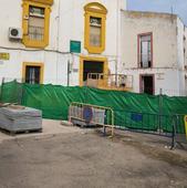 El derribo del edificio junto al Palacio de Godoy obliga a cerrar la Escuela de Idiomas el resto de la semana