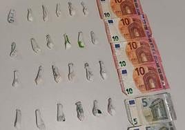 Droga y dinero intervenidos al hombre, de 55 años.