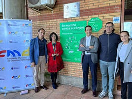 El concejal de Deportes de Badajoz, Juan Parejo, junto a representantes de la Asociación Española contra el Cáncer (AECC) en la ciudad.