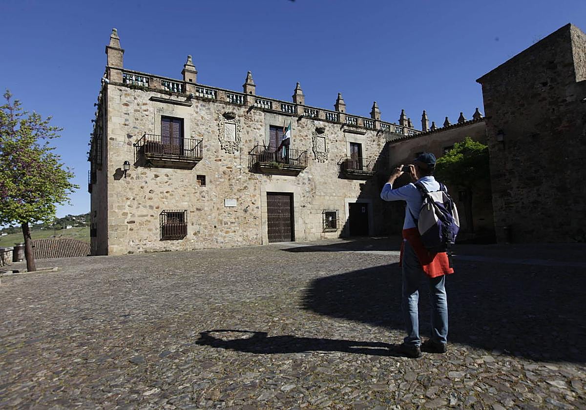 Imagen del Museo de Cáceres en la plaza de las Veletas.