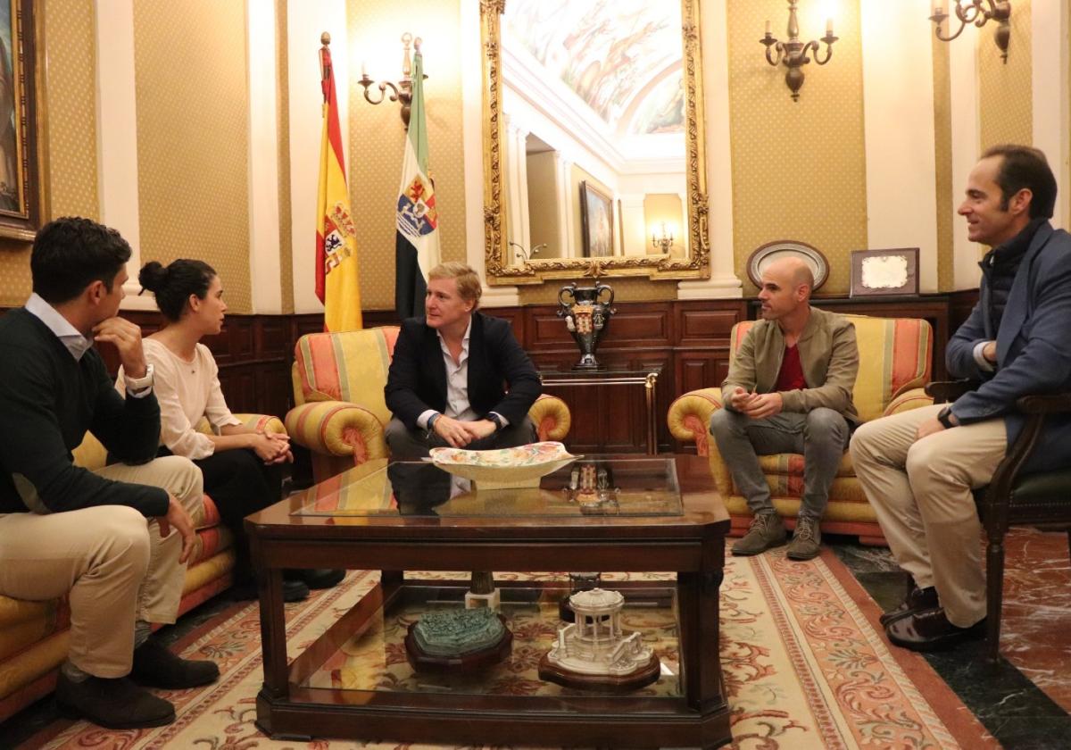 The mayor of Badajoz receives Miriam Casillas