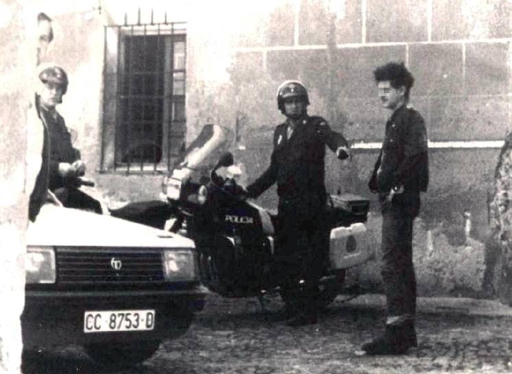 El homicida fotografiado cinco años antes del crimen en la Ciudad Monumental, junto a un edificio entonces en ruina que ahora es el Hotel Atrio.