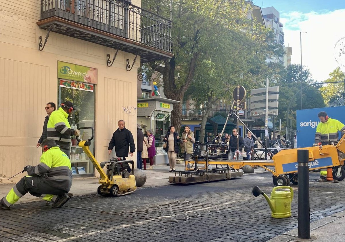 Imagen de las obras de este viernes por la mañana, al inicio de la calle San Antón.