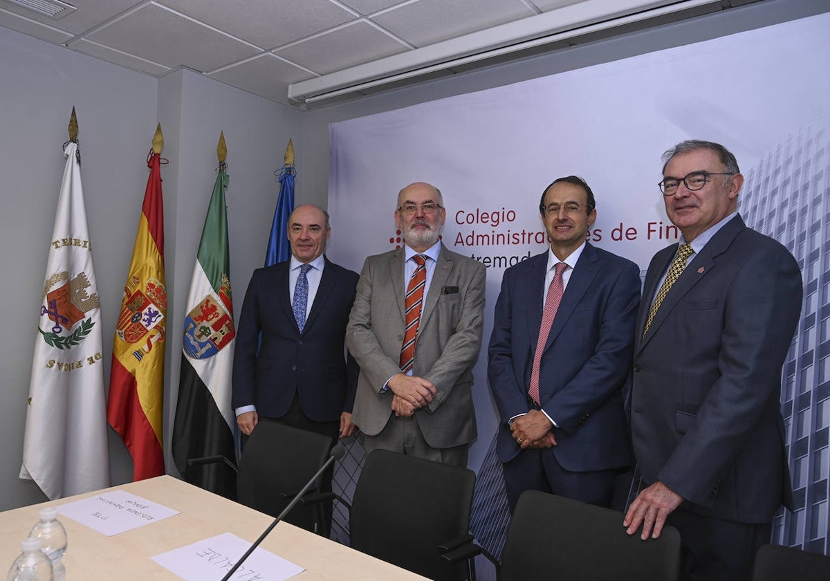 Mariano García Sardiña, presidente de la Cámara de Comercio; Juan Antonio Martín, presidente del colegio de Administradores de Extremadura; Luis Romualdo Hernández, presidente de la Audiencia, y Pablo Abascal, presidente del consejo general de Administradores de Fincas.