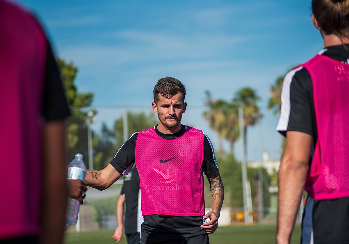 Abraham Pozo, en un entrenamiento con el Montijo.