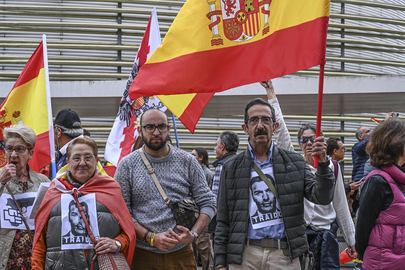Protesta frente a la sede del PSOE de Badajoz organizada por Vox