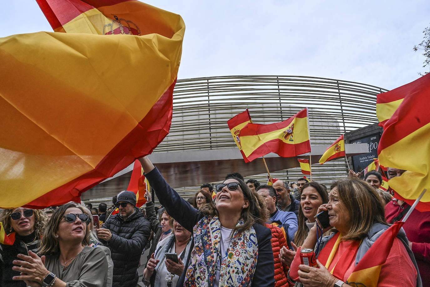 Protesta frente a la sede del PSOE de Badajoz organizada por Vox