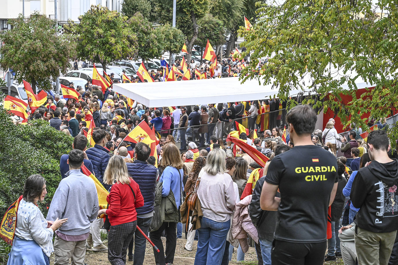 Protesta frente a la sede del PSOE de Badajoz organizada por Vox