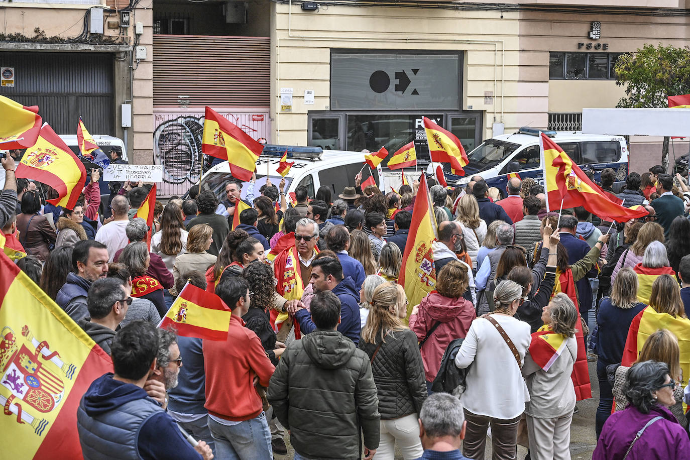 Protesta frente a la sede del PSOE de Badajoz organizada por Vox