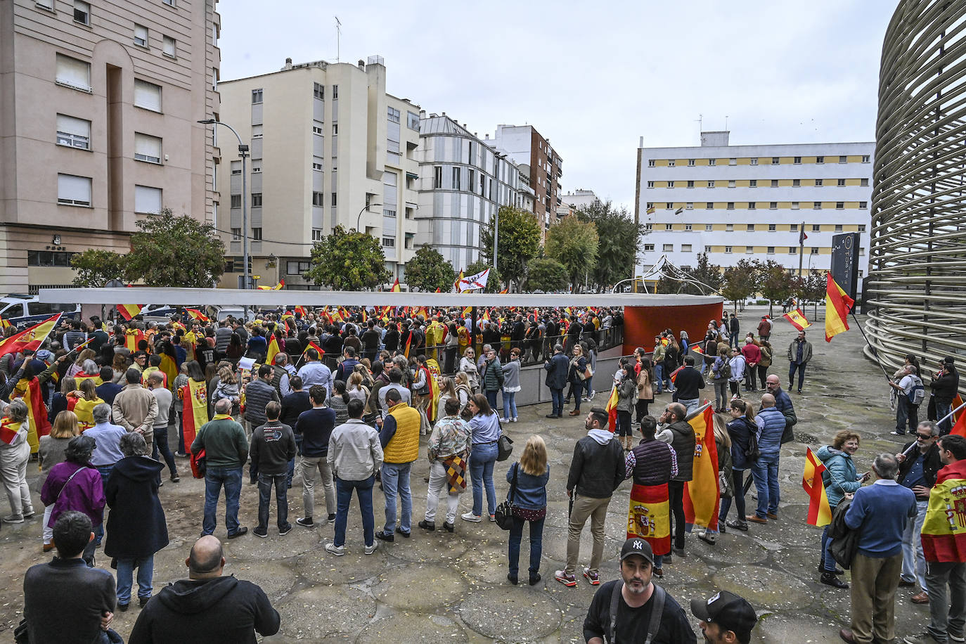 Protesta frente a la sede del PSOE de Badajoz organizada por Vox
