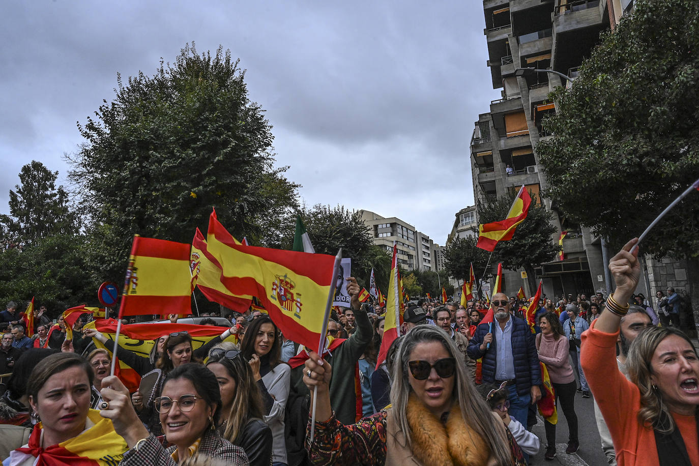 Protesta frente a la sede del PSOE de Badajoz organizada por Vox