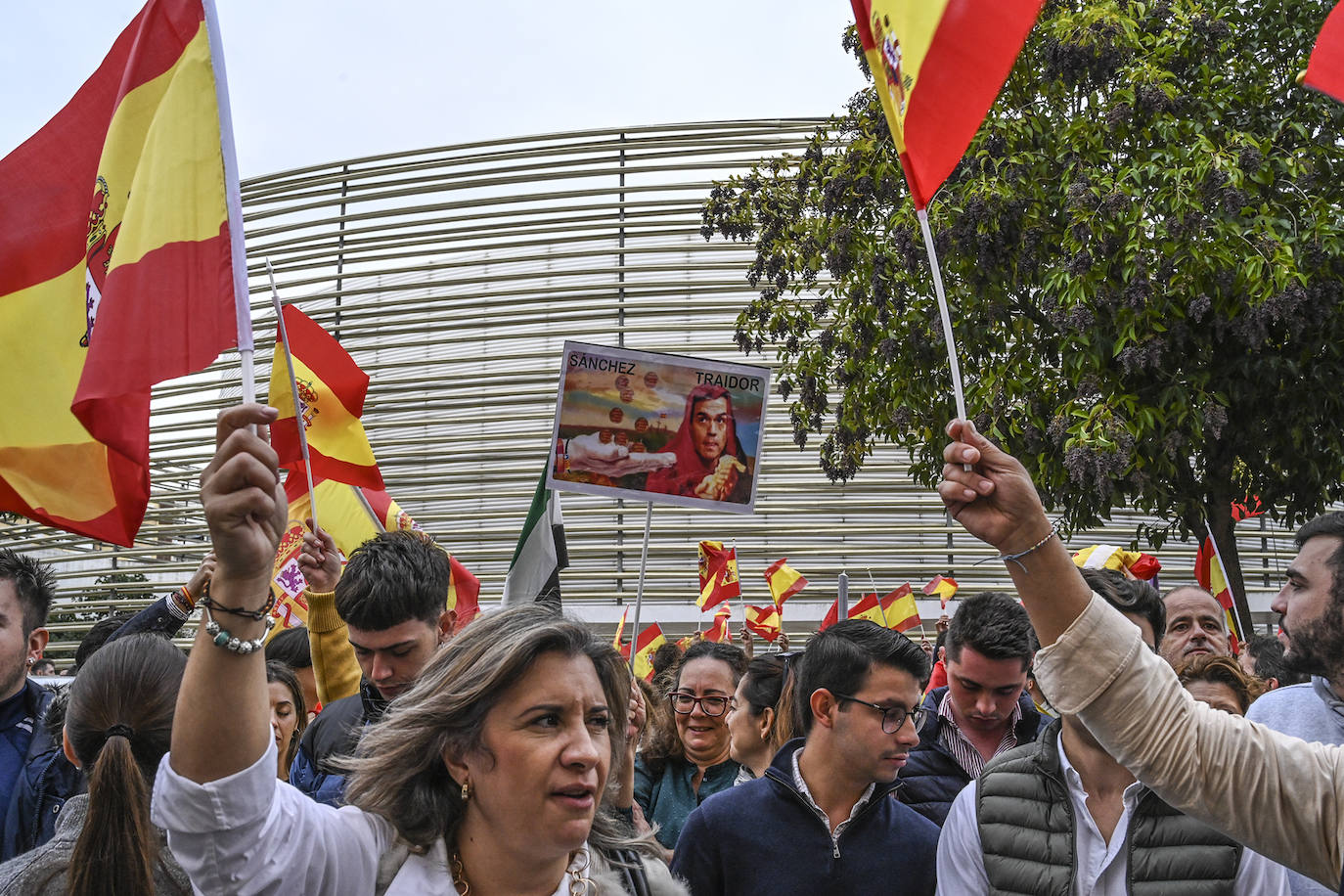 Protesta frente a la sede del PSOE de Badajoz organizada por Vox