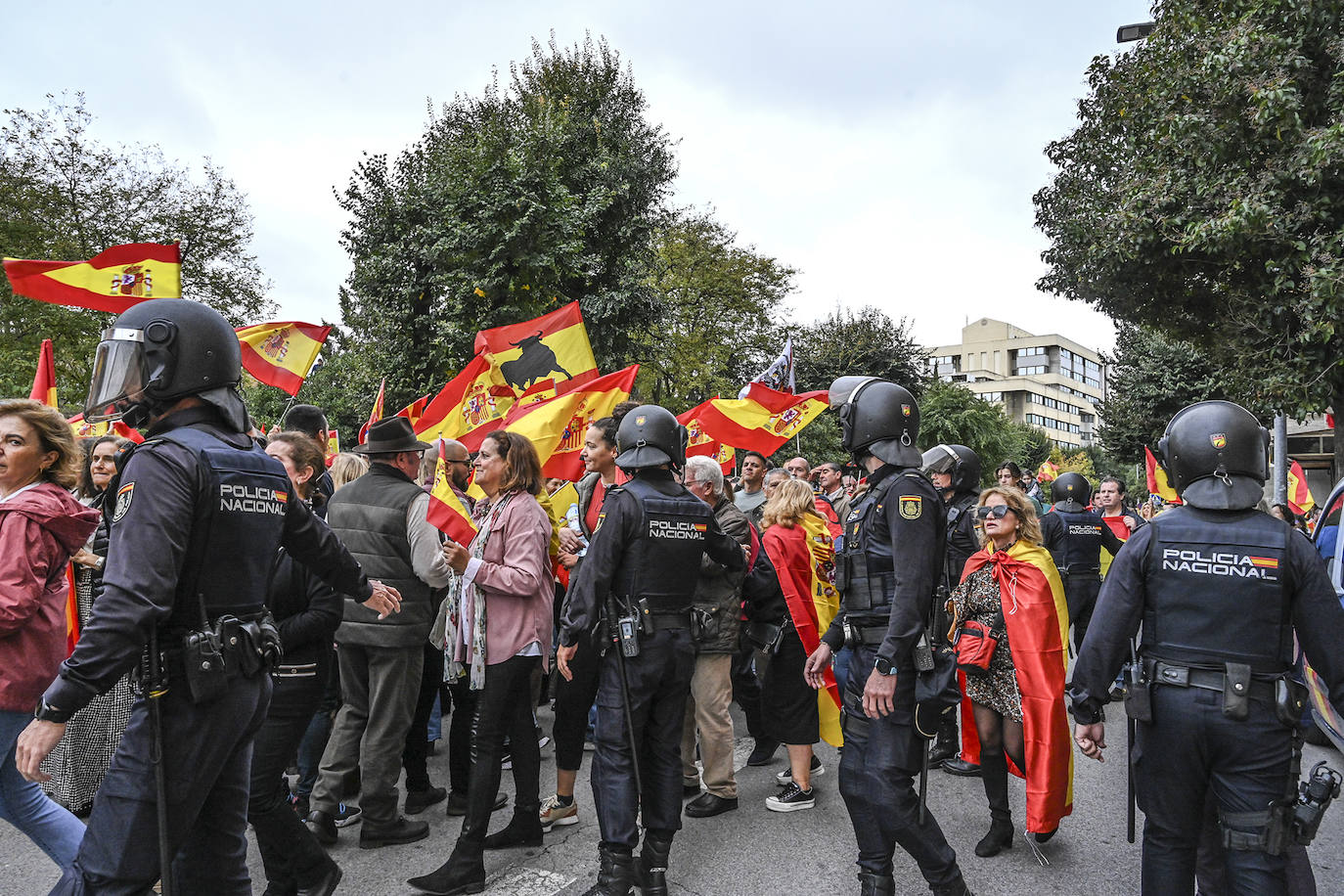 Protesta frente a la sede del PSOE de Badajoz organizada por Vox