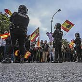 Protesta frente a la sede del PSOE de Badajoz organizada por Vox