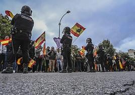 Protesta frente a la sede del PSOE de Badajoz organizada por Vox