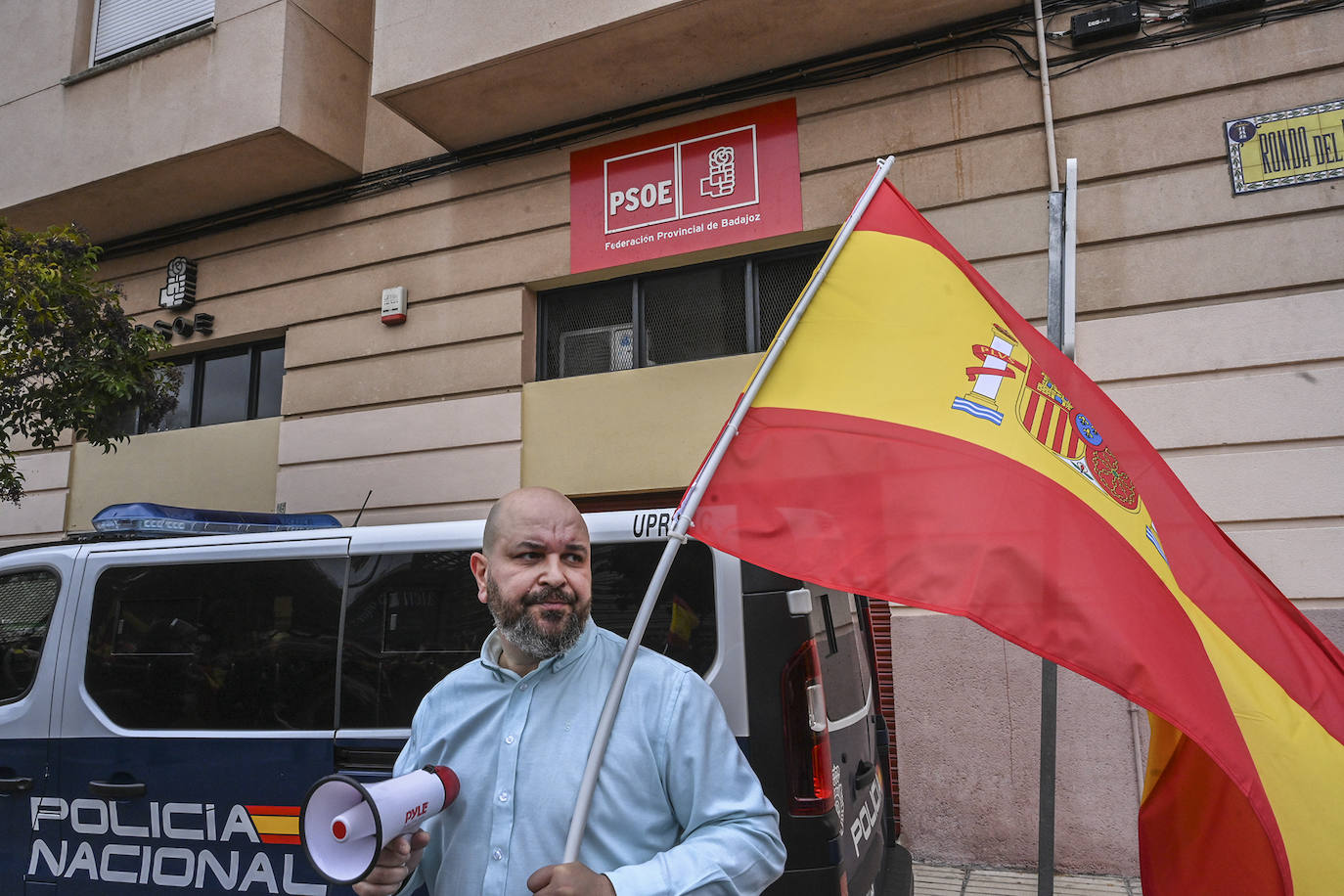 Protesta frente a la sede del PSOE de Badajoz organizada por Vox