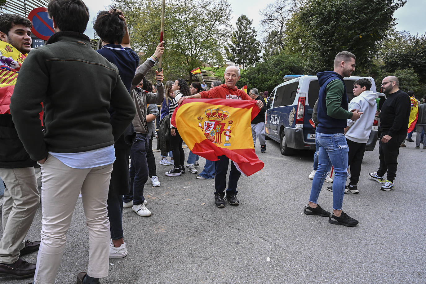 Protesta frente a la sede del PSOE de Badajoz organizada por Vox