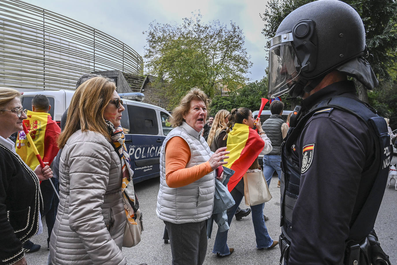 Protesta frente a la sede del PSOE de Badajoz organizada por Vox