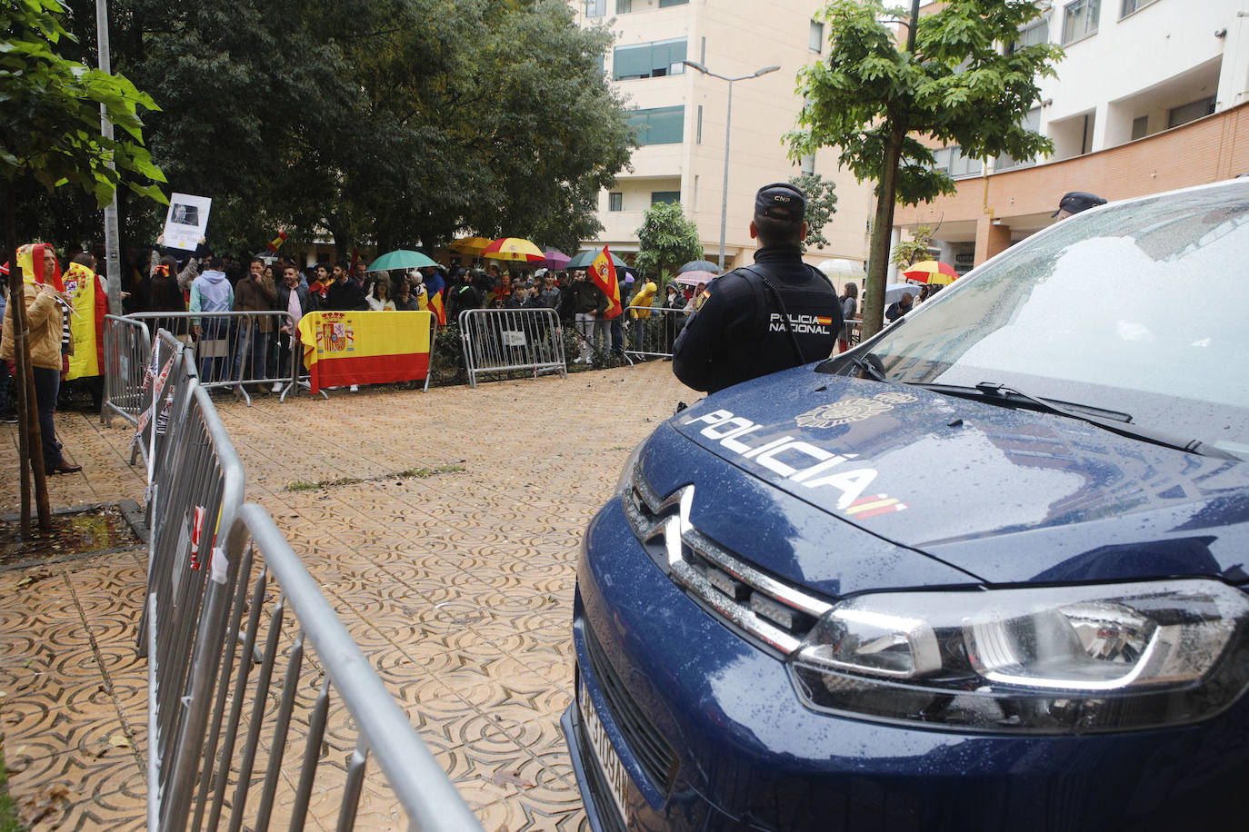 Concentración en la Plaza de Noruega de Cáceres, donde se ubica la sede del PSOE, cita convocada por Vox