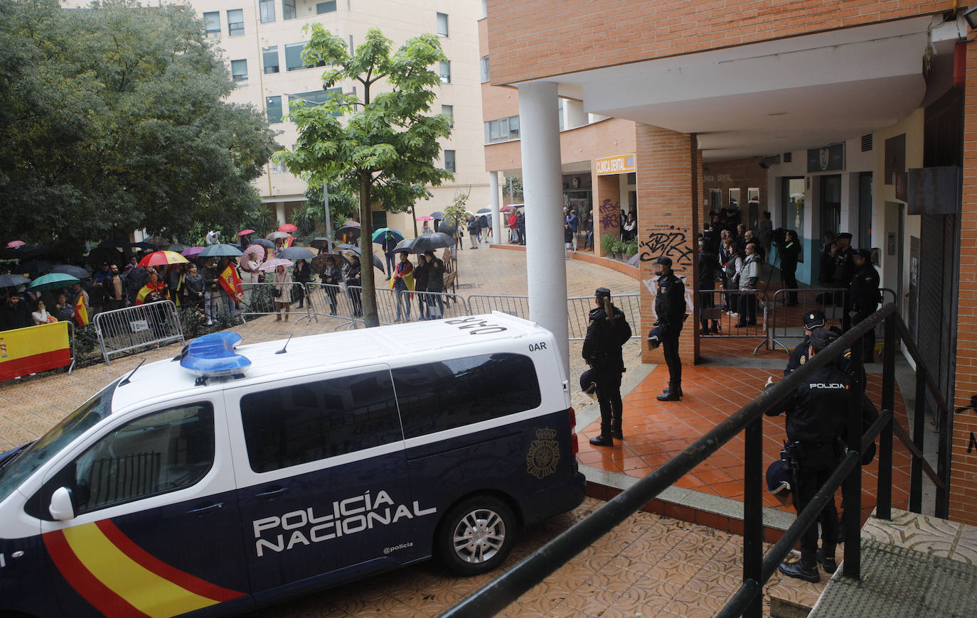 Concentración en la Plaza de Noruega de Cáceres, donde se ubica la sede del PSOE, cita convocada por Vox