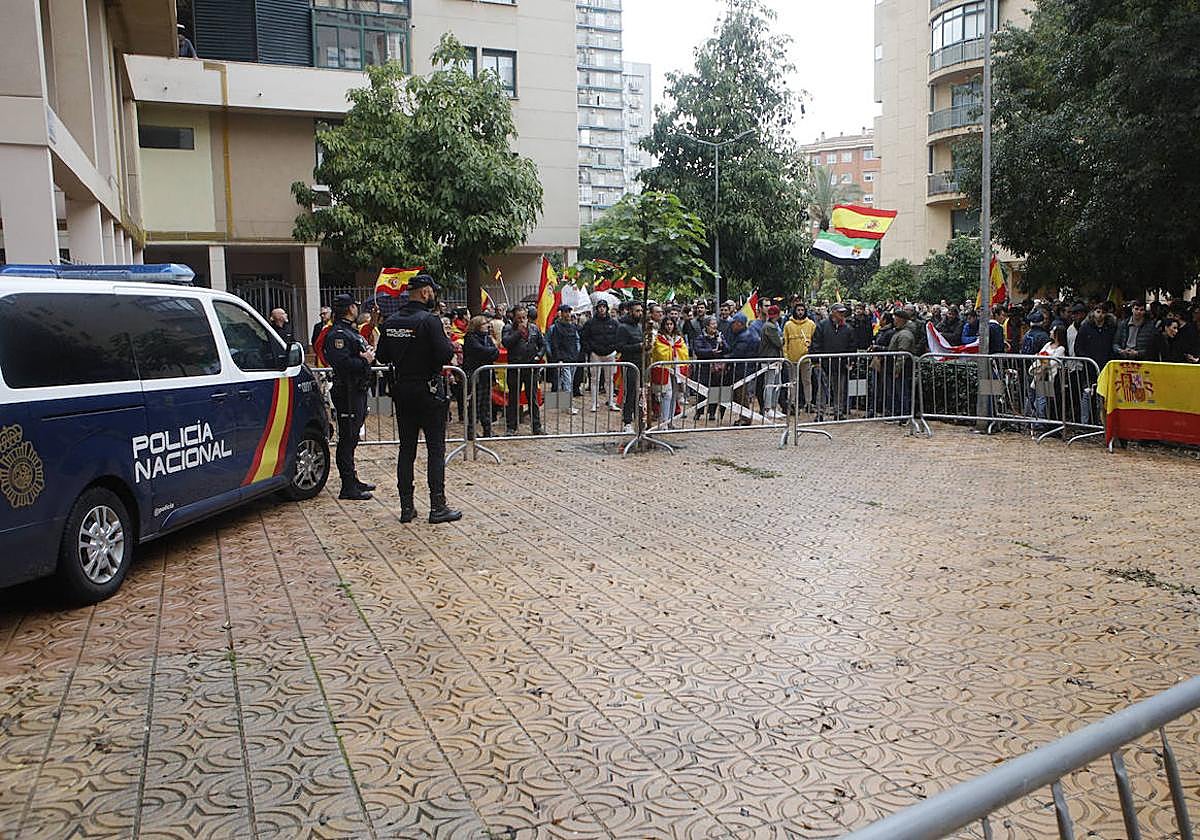 Concentración en la Plaza de Noruega de Cáceres, donde se ubica la sede del PSOE, cita convocada por Vox