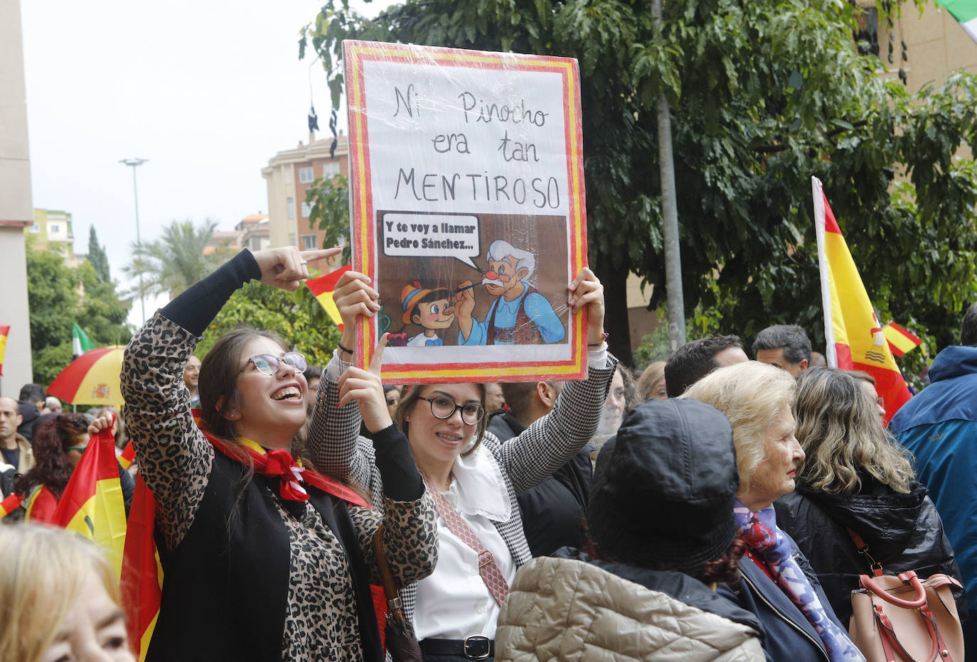 Concentración en la Plaza de Noruega de Cáceres, donde se ubica la sede del PSOE, cita convocada por Vox