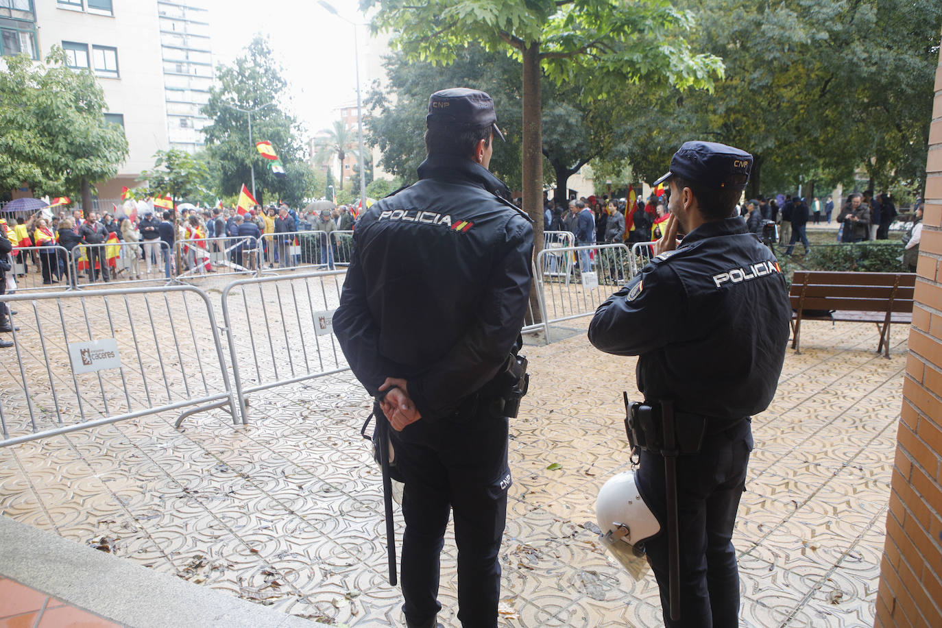 Concentración en la Plaza de Noruega de Cáceres, donde se ubica la sede del PSOE, cita convocada por Vox