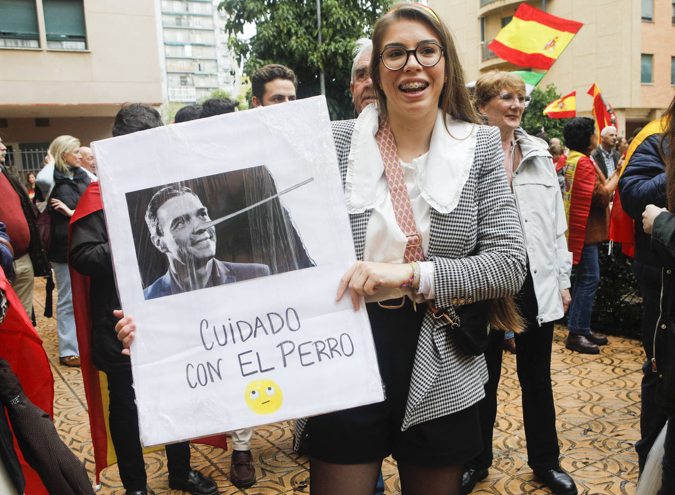 Concentración en la Plaza de Noruega de Cáceres, donde se ubica la sede del PSOE, cita convocada por Vox